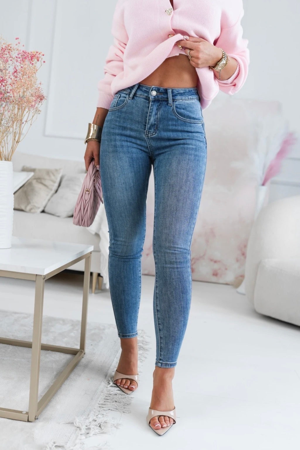 Jeansy Amora – Niebieski Denim Modelujący