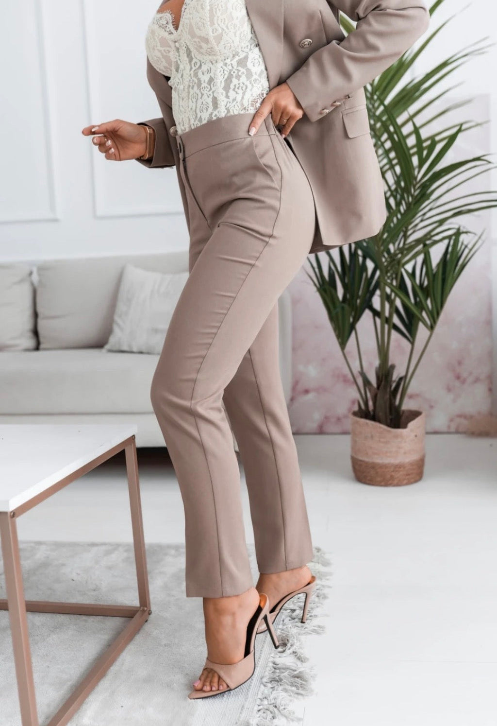 Spodnie Velmora – Elegancja w kolorze Taupe